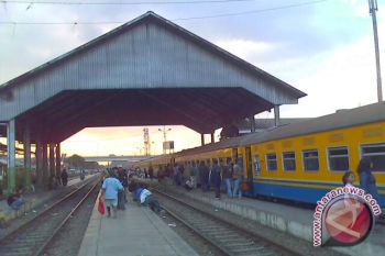 Jelang arus mudik, perlintasan KA diperbaiki