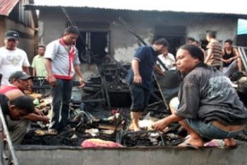 Kumpulkan Sisa-Sisa Rumah Terbakar