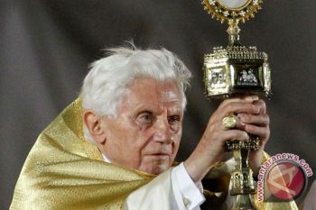 Pope urges freedom for Indonesia`s christians