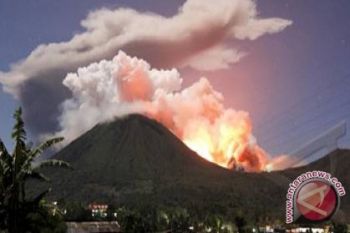 Gunung Lokon Meletus