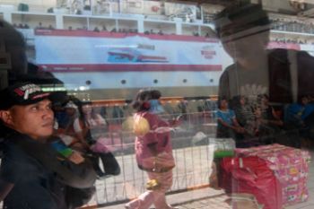 MENUNGGU NAIK KAPAL