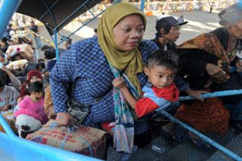 PEMUDIK BERDESAKAN