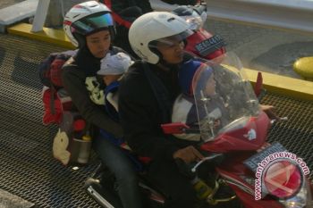 Pemudik dikawal mobil patroli