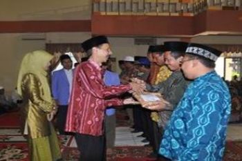 BUPATI BANTU GURU TPA/TKA