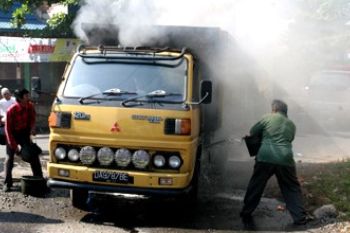 TRUK TERBAKAR