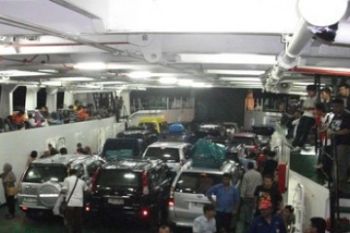 Kapal Roro Senangin Dipadati Kendaraan Pemudik