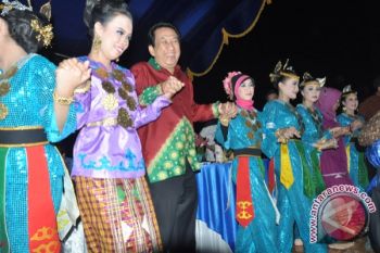 Delegasi Workshop Internasional Disambut Adat "Mombesara"