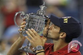 Federer Mundur, Djokovic Juara