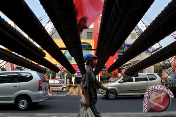 Cemburu melihat kekasihnya bersama pria lain, AR nekat lompat dari fly over Senen
