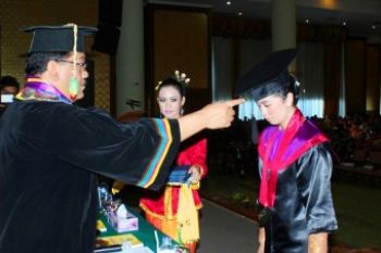 398 Wisudawan Unikarta