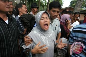 Keluarga Penumpang Cassa Histeris