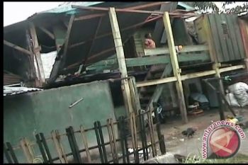 Angin Puting Beliung Rusak Tujuh Rumah