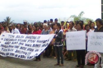 Demo Warga Minut Tolak Tambang Pasir Besi