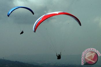 Pilot paralayang kecelakaan dalam  Jogja Air Show 2012