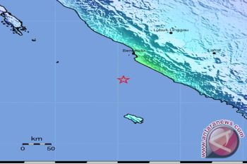 Akibat Gempa, Warga Lari Ke Luar Rumah