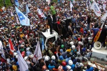 Puluhan Ribu Buruh Industri Turun ke Jalan