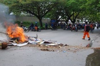 Polisi dan Buruh Batam Saling Lempar Batu