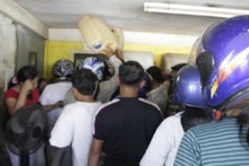 Warga Karimun Antre Minyak Tanah