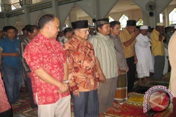 Warga Kendari Berebut Salami Habibie