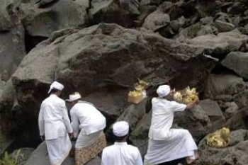 LARUNG SESAJI KELUD