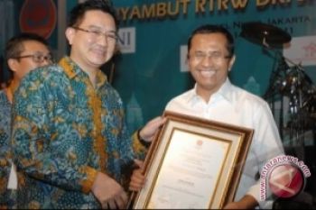 Kursi Feodal Bertabur Puntung Rokok