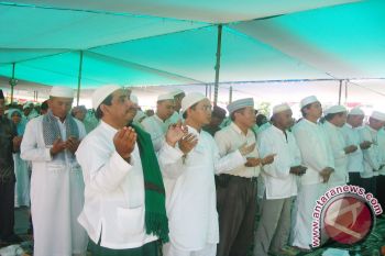 Pemkot Manado Serahkan Bantuan Pemuka Agama