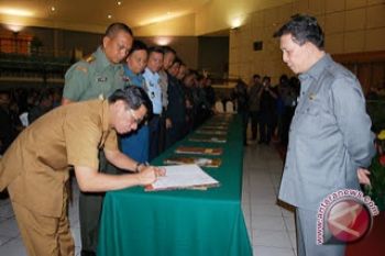  Seluruh Walikota-Bupati Tandatangani Pakta Integritas