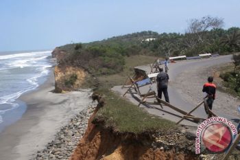 Akses jalan terputus warga minta status darurat