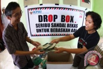 Aktivis Perempuan Serahkan Sandal Jepit Ke Polisi