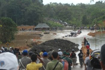 Tanggul Jebol