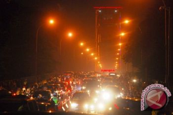 Warga Palembang penuhi jembatan Ampera 