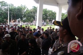 Koalisi LSM Demonstrasi Di DPRD Kolaka