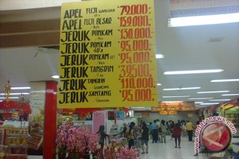 Penjualan Pernak-pernik Imlek Marak