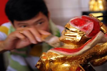 PENCUCIAN PATUNG DEWA