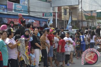 Ribuan Warga Samarinda Saksikan Pawai Etnik