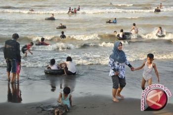 Libur Imlek Dimanfaatkan Masyarakat Berwisata Pantai 