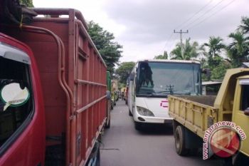 Truk masih menumpuk di  Bakauheni