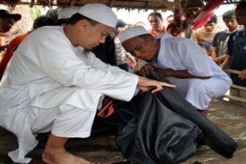 Tewas Digulung Ombak Pantai Trikora