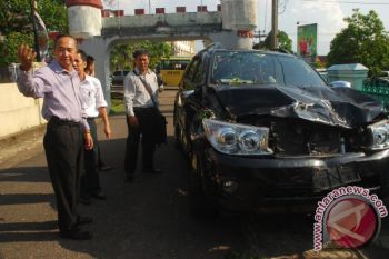 Mobil Ditimpa Pohon