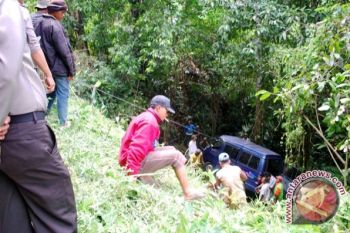Mobil masuk jurang di Pagaralam