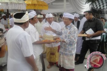 Gubernur Bali Serahkan Bantuan Rp650 Juta 