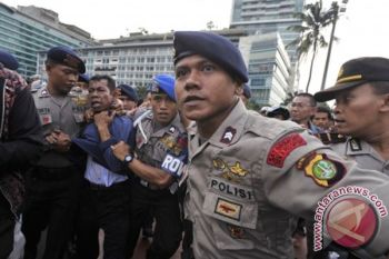 Polisi akan tembak di tempat pelaku anarkisme