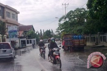 Hujan genangi perkampungan dan jalan di Palembang