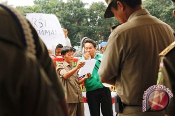 Ratusan warga Lahat demo duduki Kantor Bupati 
