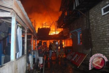 Petugas Padamkan Kebakaran di Dua Lokasi 