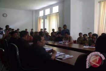 Puluhan Pedagang Dengar Pendapat Di DPRD Kolaka