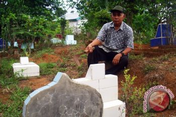 Suka dan duka mengurus makam selama 15 tahun 