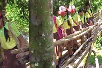 MELINTASI JEMBATAN BAMBU