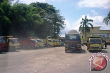 Antrean Truk Semen Baturaja