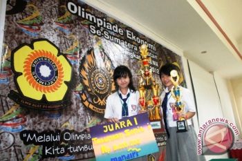 SMA Kusuma Bangsa pertahankan trofi Olimpiade Ekonomi 